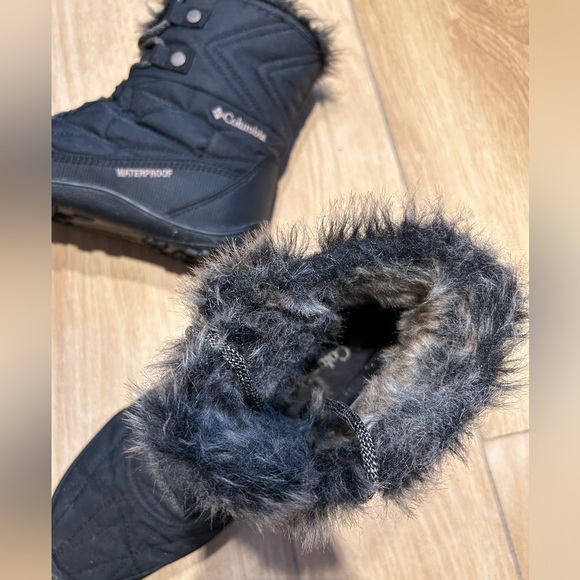 Columbia Women’s Winter Boots (US 9) - Picture 3 of 3